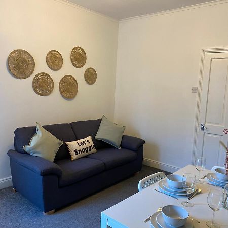 Kitchener - Wonderful 2-Bedroom Apt Sleeps 5 Free Parking Free Wifi Гейтсхед Екстериор снимка