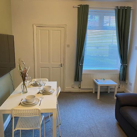Kitchener - Wonderful 2-Bedroom Apt Sleeps 5 Free Parking Free Wifi Гейтсхед Екстериор снимка