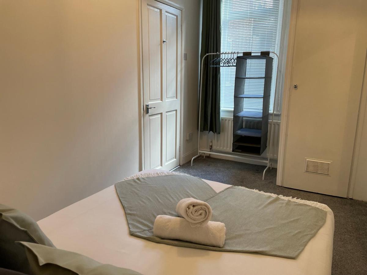 Kitchener - Wonderful 2-Bedroom Apt Sleeps 5 Free Parking Free Wifi Гейтсхед Екстериор снимка