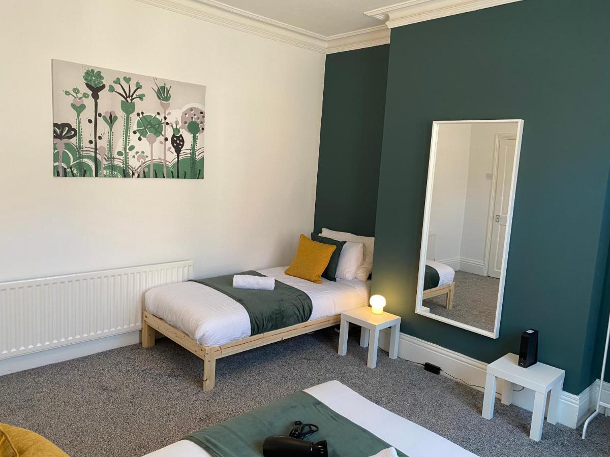 Kitchener - Wonderful 2-Bedroom Apt Sleeps 5 Free Parking Free Wifi Гейтсхед Екстериор снимка
