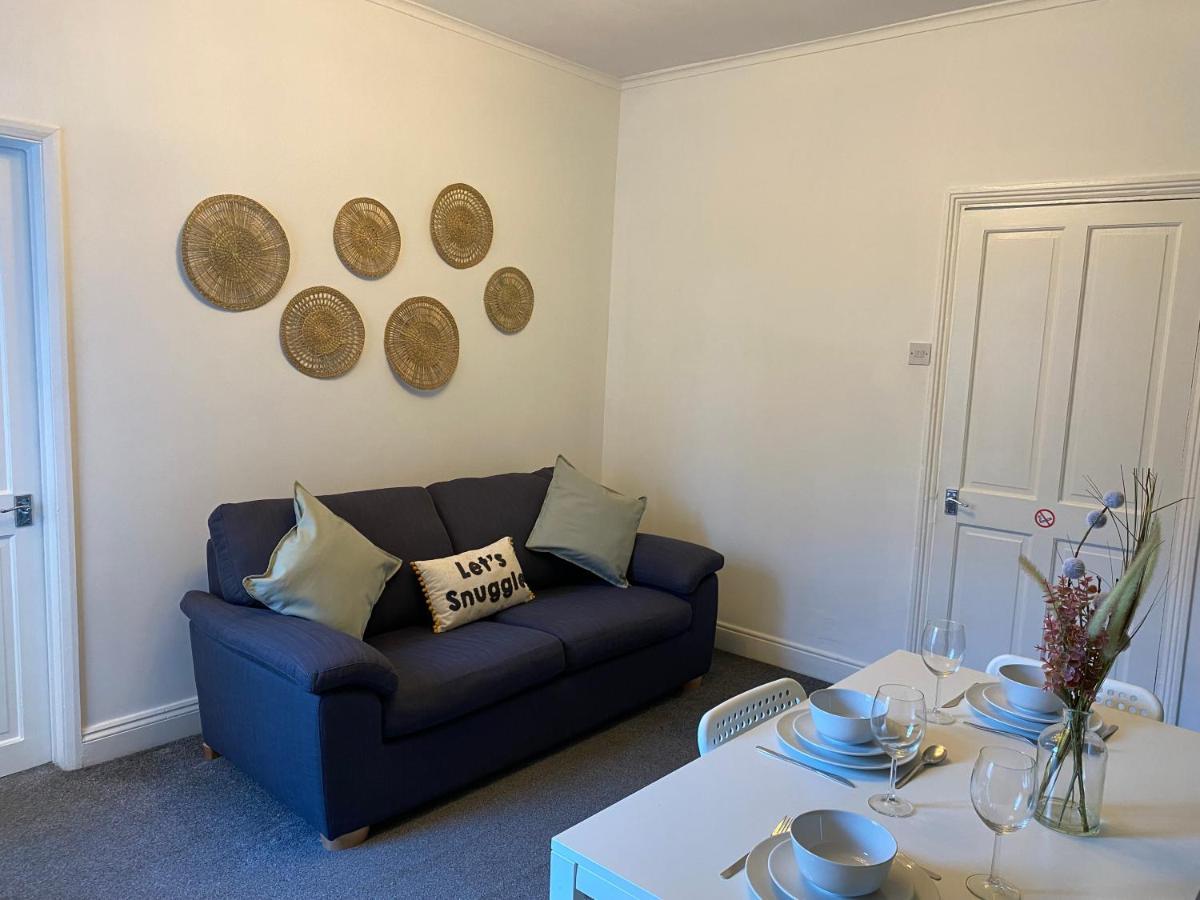 Kitchener - Wonderful 2-Bedroom Apt Sleeps 5 Free Parking Free Wifi Гейтсхед Екстериор снимка
