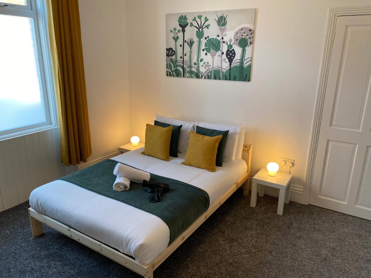 Kitchener - Wonderful 2-Bedroom Apt Sleeps 5 Free Parking Free Wifi Гейтсхед Екстериор снимка