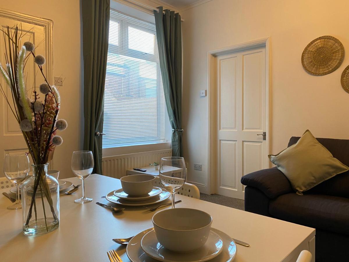 Kitchener - Wonderful 2-Bedroom Apt Sleeps 5 Free Parking Free Wifi Гейтсхед Екстериор снимка