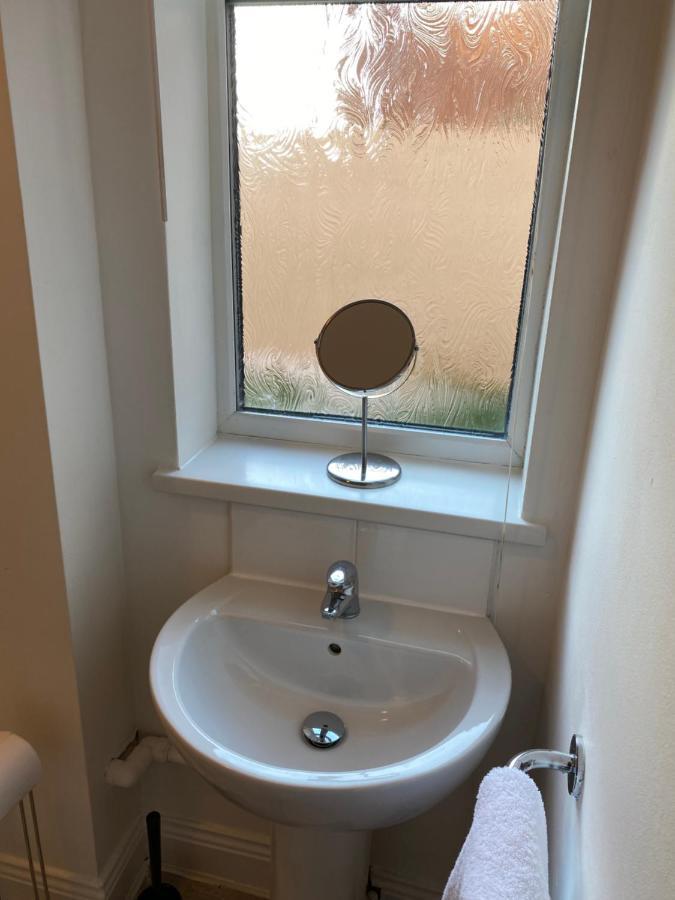 Kitchener - Wonderful 2-Bedroom Apt Sleeps 5 Free Parking Free Wifi Гейтсхед Екстериор снимка