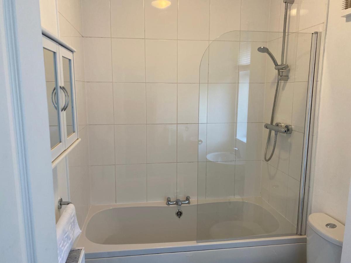 Kitchener - Wonderful 2-Bedroom Apt Sleeps 5 Free Parking Free Wifi Гейтсхед Екстериор снимка