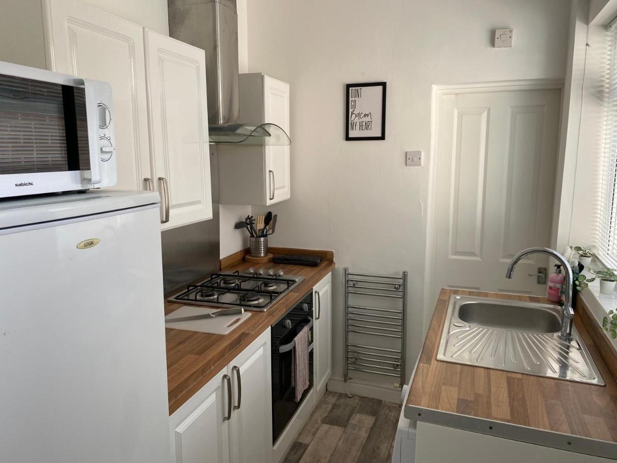 Kitchener - Wonderful 2-Bedroom Apt Sleeps 5 Free Parking Free Wifi Гейтсхед Екстериор снимка