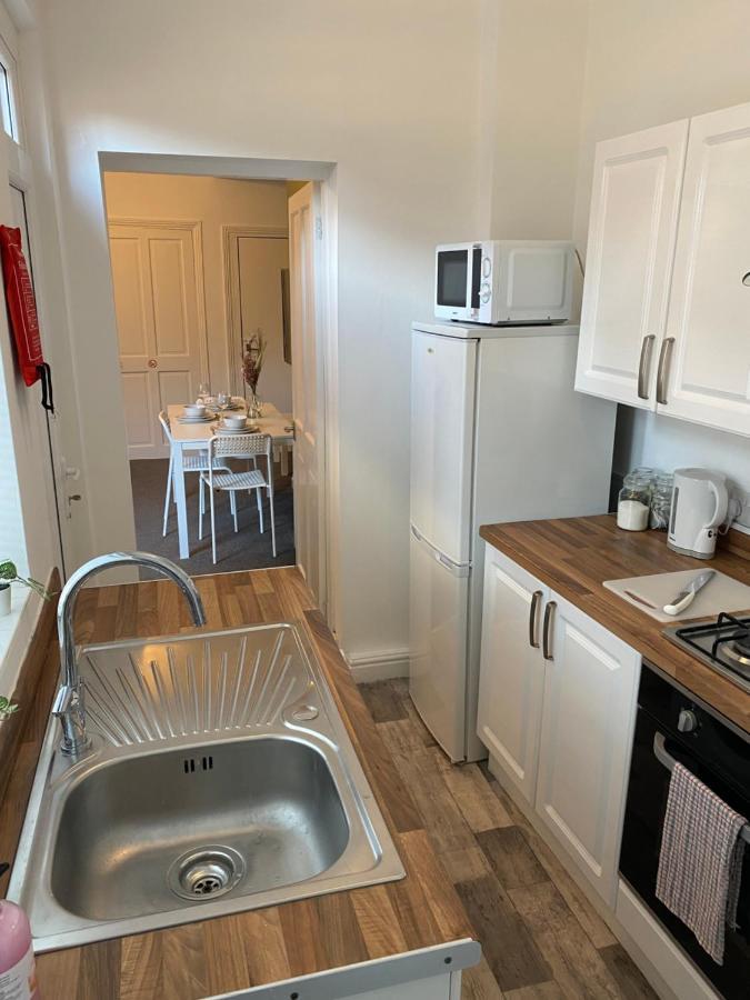 Kitchener - Wonderful 2-Bedroom Apt Sleeps 5 Free Parking Free Wifi Гейтсхед Екстериор снимка